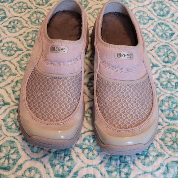 NWOB Womens BZEES mules in light gray/ lavender. Size 10 - Picture 4 of 5